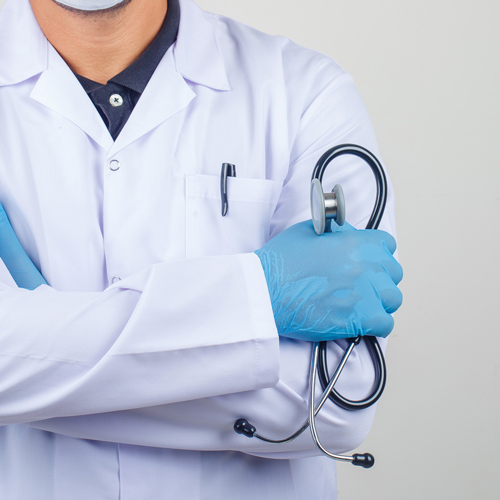Médico com estetoscópio
